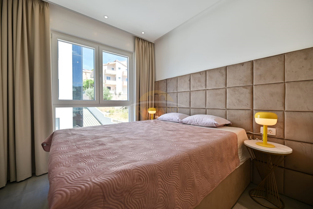 Luksuzni penthouse v Okrugu Gornjem/Čiovo s strešno teraso